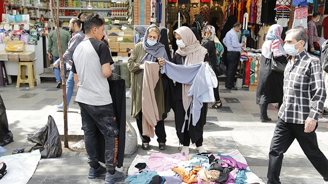 به گفته مرکز آمار نرخ تورم در فروردین امسال با 1.9 درصد کاهش به 38.8 درصد رسیده است با وجود این آمار ها مردم می گویند آثار کاهش تورم را در سفره خود نمی بینند.