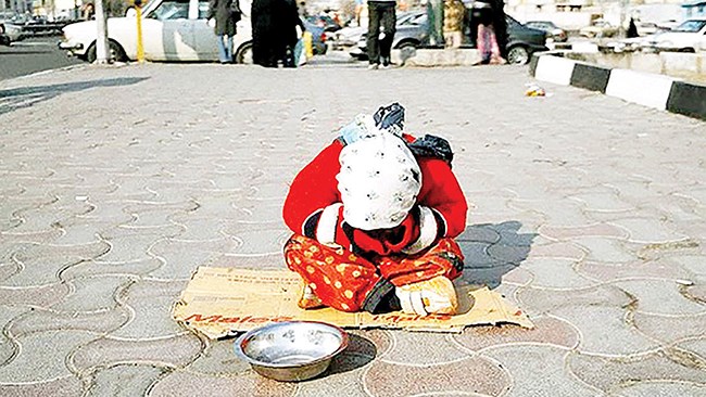 از سال ۹۷ تاکنون، بیش از ۲۵میلیون ایرانی، زیر خط فقر بخور و نمیرند. خط فقر بخور و نمیر یعنی برای تهیه کم‌هزینه‌ترین خوراک ممکن هم درگیرند و نمی‌توانند سیر شوند.صدای این آدم‌ها در شبکه‌های اجتماعی، نظرسنجی‌های تلفنی و مثل آن شنیده نمی‌شود.