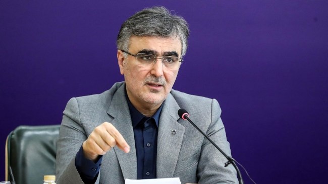 ما در بانک مرکزی دو راهکار احیا بانک‌ها یا انحلال آنها را در دستور کار داریم. در حال حاضر به ۸ بانک برنامه اصلاح داده‌ایم. محدودیت‌هایی شامل پرداخت به ذینفع یا محدودیت سود سهام اعمال کردیم و به دنبال این هستیم تا ناترازی نقدینگی کاهش پیدا کند.