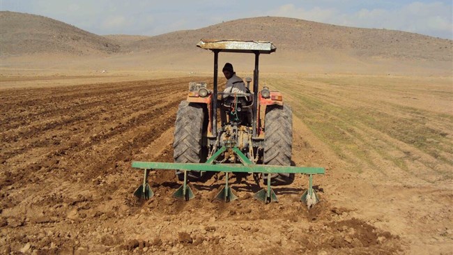 در شرایطی که دولت و مجلس هر یک در صدد رونمایی از برنامه‌های خود برای اراضی کشاورزی ، بدون توجه به عواقب آن‌ها هستند،اقتصاد ایران با سرعت بیشتری نسبت به گذشته، پیام نامولد شدن می‌فرستد. فقط در یک سال و نیم منتهی به فروردین ۱۴۰۱ قیمت ملک در روستاها بین ۳۰۰ تا ۳۵۰ درصد رشد کرده است.