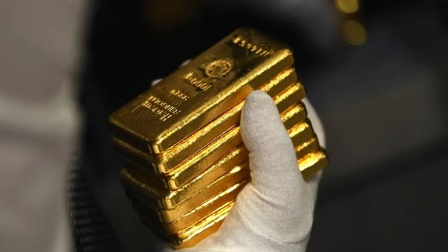 رشد قیمت طلا با رشد نقدینگی در آمریکا رابطه تقریبا برابری دارد. از سال ۱۹۷۲ تا سال ۲۰۲۳ رشد نقدینگی در آمریکا به ۶.۶ درصد و رشد طلا به ۷ درصد می‌رسد؛ در حالی که تورم در همین بازه ۵۱ساله ۳.۹ درصد رشد کرده است.